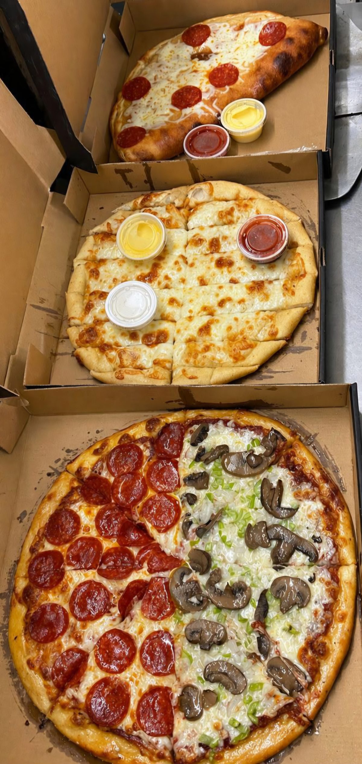 Imagen real de pizzas y combos de Cheestry