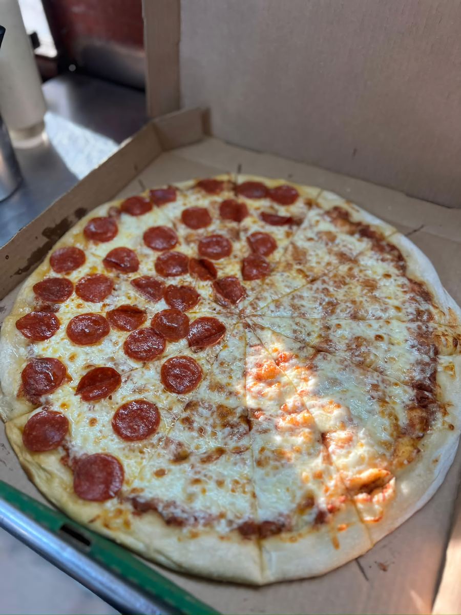 Pizza mitad pepperoni mitad queso de Cheestry