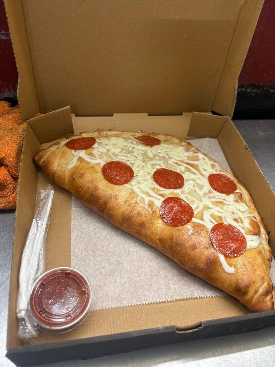 Calzón de Cheestry con salsa